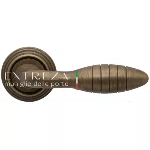 Дверная ручка MIREL (Мирел) 316 на розетке R05 матовая бронза F03