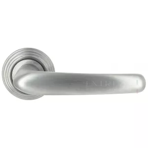 Дверная ручка MONACO (Монако) 330 на розетке R05 матовый хром F05