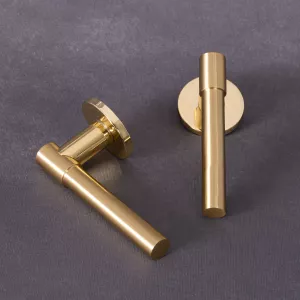 Дверная ручка Hi-tech Slim NUVO 125 на круглой розетке R16 полированная латунь F01