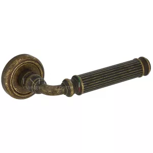 Дверная ручка BENITO (Бенито) 307 на розетке R01 античная бронза F23