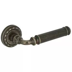 Дверная ручка BENITO (Бенито) 307 на розетке R02 античное серебро F45